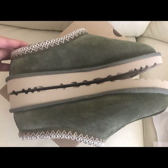 UGG slippers sz 9 - Picture 4 of 6